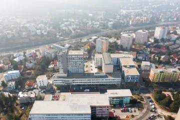 Letecký pohľad na budovu a okolie