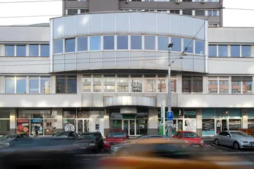 Fasáda s obchodmi na prízemí